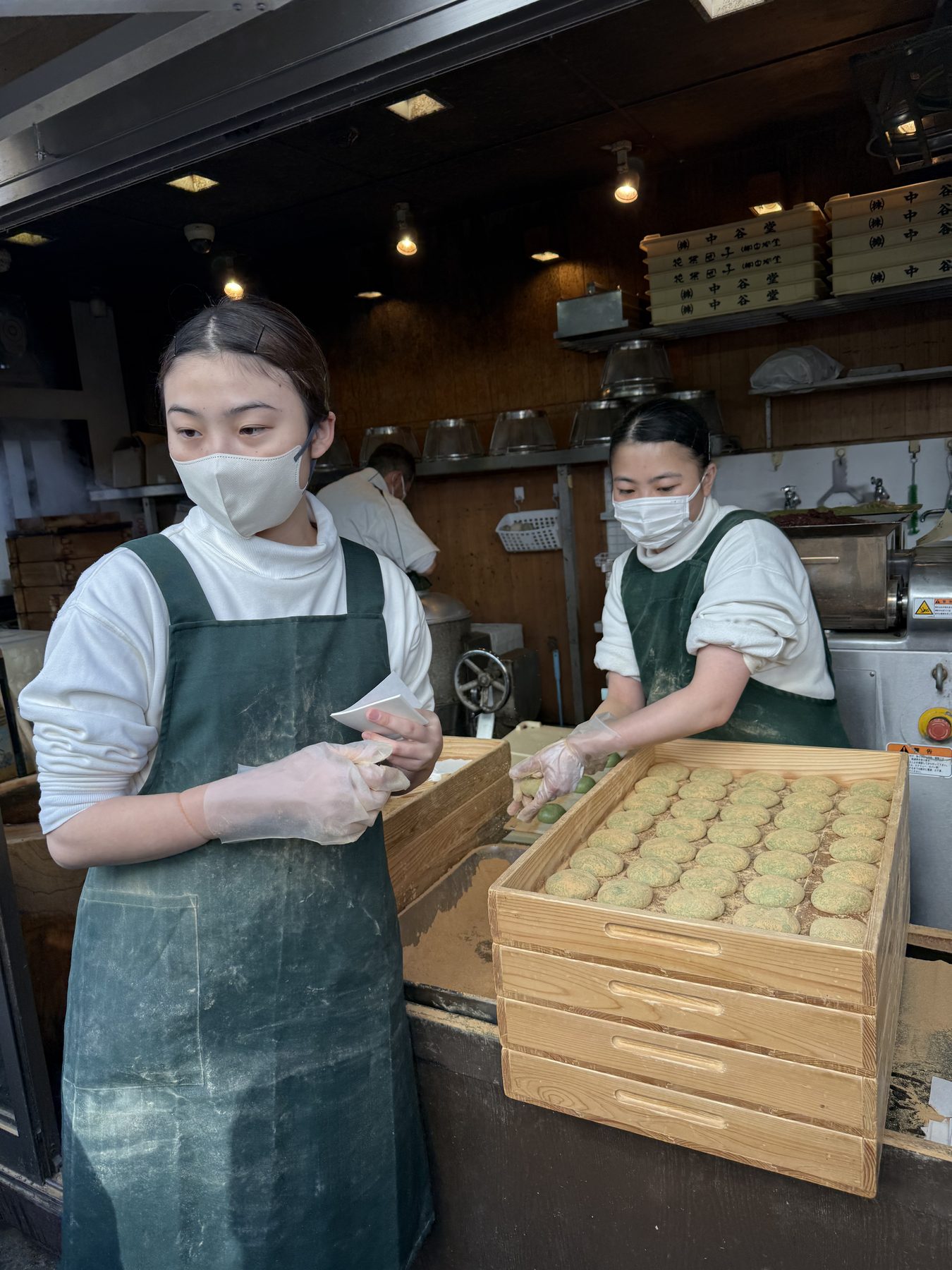 Mochi pounded to order at Nakatanidou.